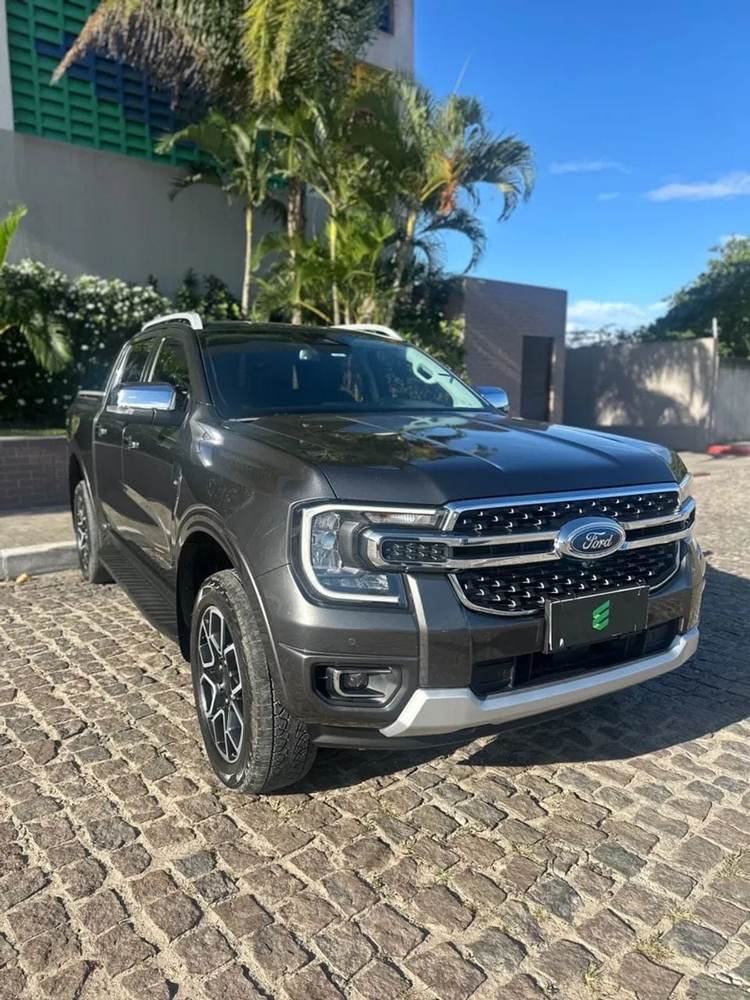 Ford Ranger na cor cinza, vista dianteira em três quartos