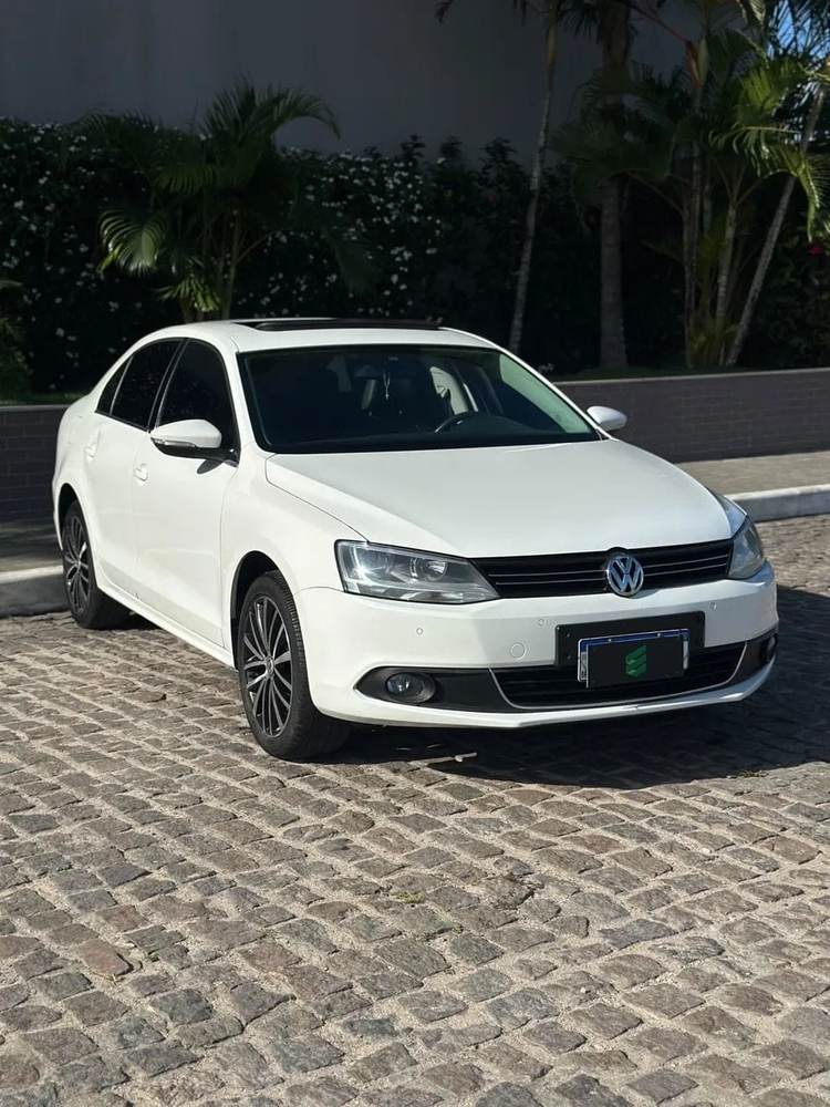 Volkswagen Jetta na cor branca, vista dianteira em três quartos