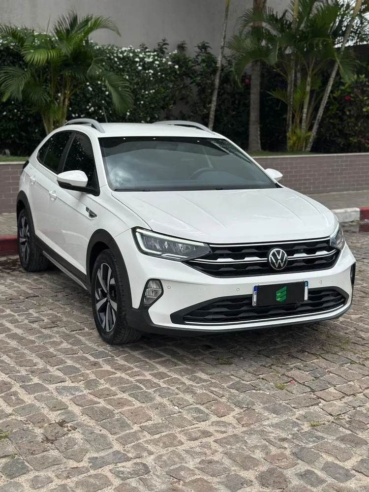 Volkswagen Nivus na cor branca, vista dianteira em três quartos