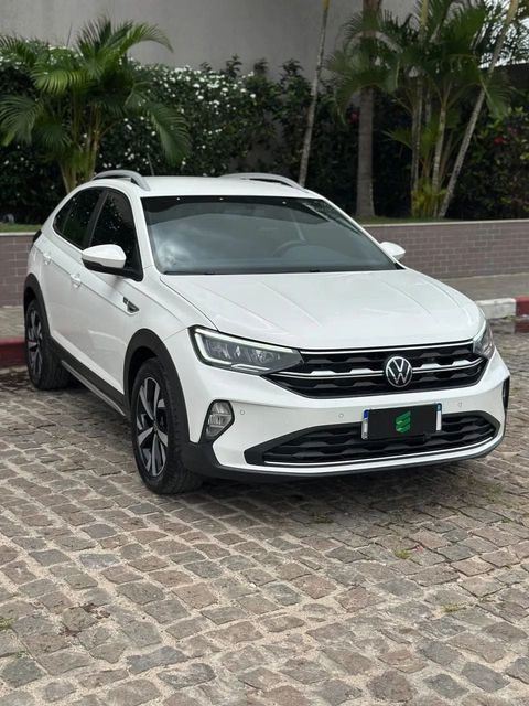 Volkswagen Nivus na cor branca, vista dianteira em três quartos (foto 1 de 15)