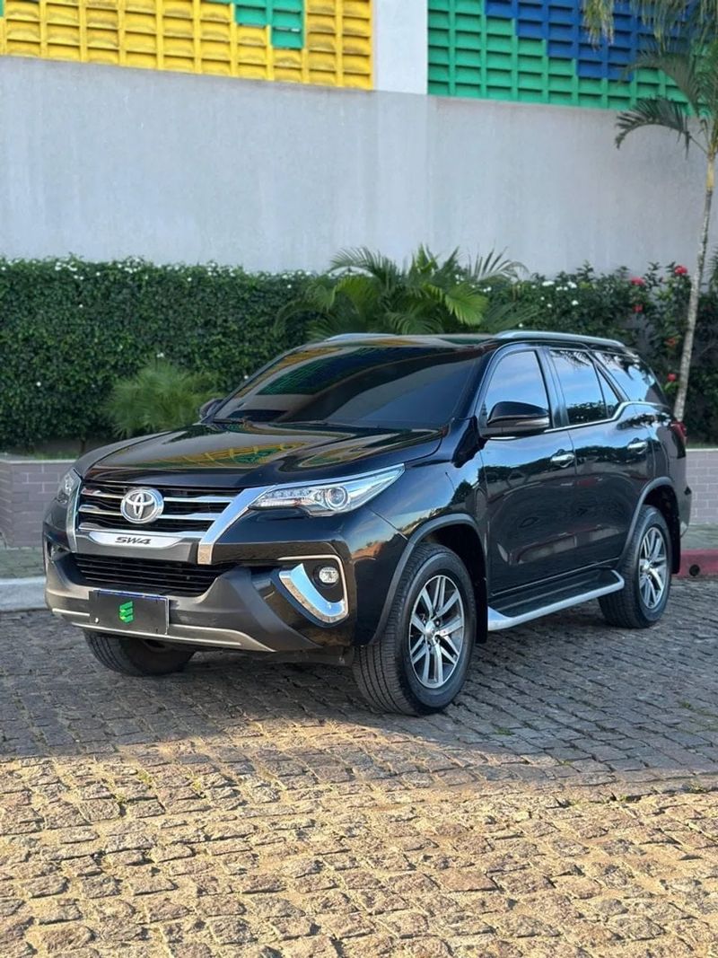 Toyota Hilux SW4 na cor preta, vista dianteira em três quartos