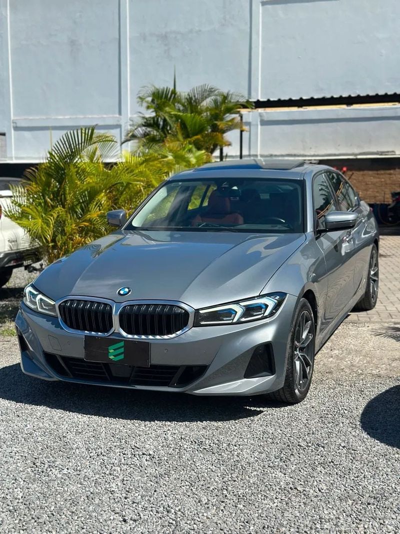 BMW 320i na cor cinza, vista dianteira em três quartos
