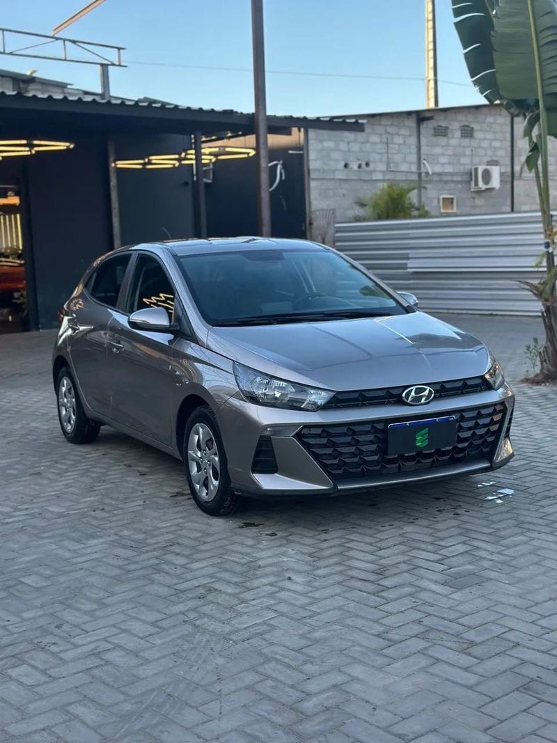 Hyundai HB20 na cor prata, vista dianteira em três quartos