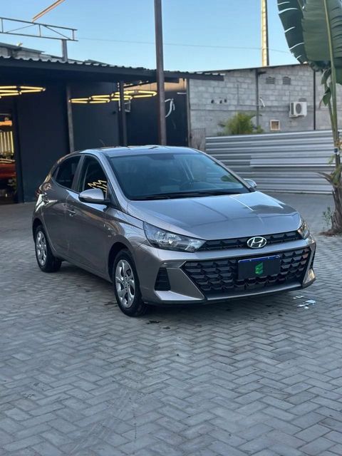 Hyundai HB20 na cor prata, vista dianteira em três quartos (foto 1 de 12)