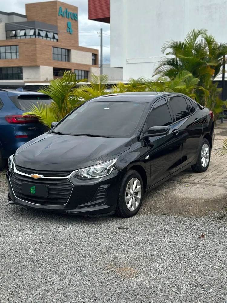 Chevrolet Onix Plus na cor preta, vista dianteira em três quartos