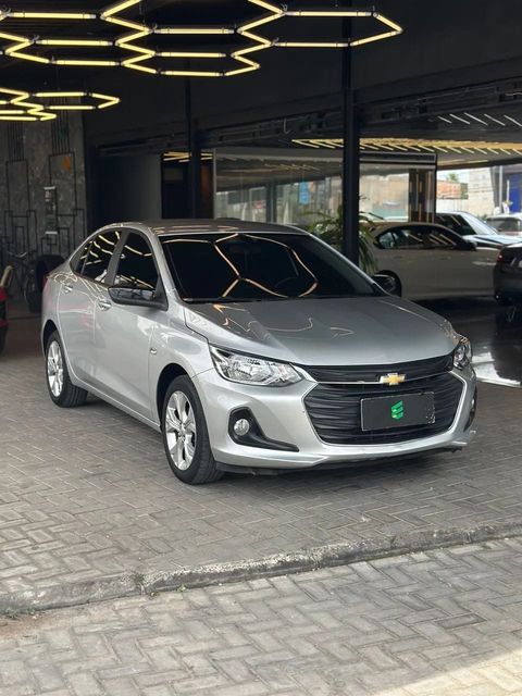 Chevrolet Onix Plus na cor prata, vista dianteira em três quartos (foto 1 de 14)