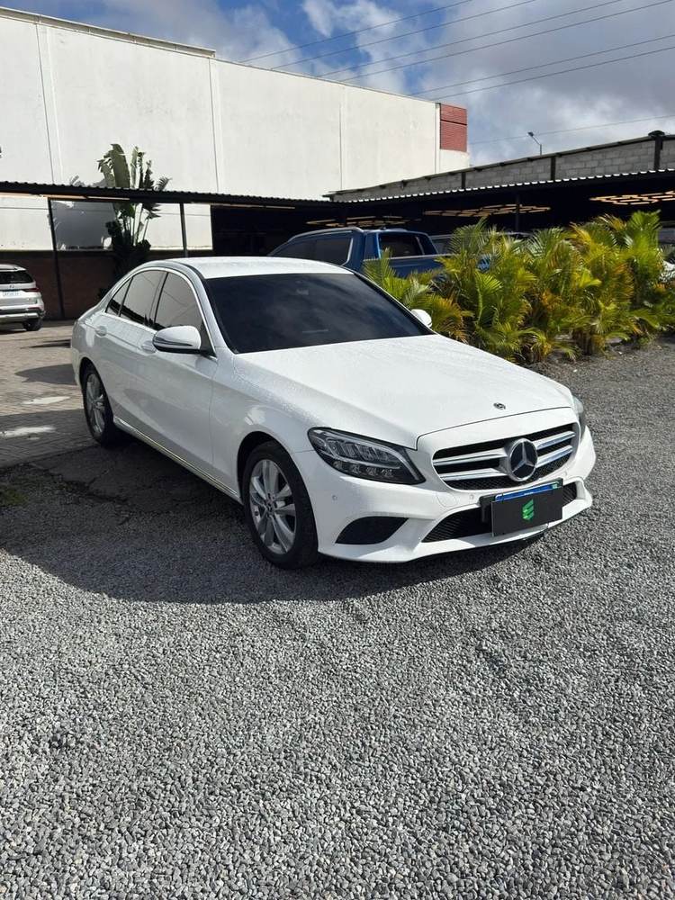 Mercedes-Benz C 180 na cor branca, vista dianteira em três quartos