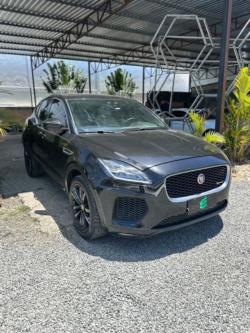 Jaguar E-Pace na cor preta, vista dianteira em três quartos