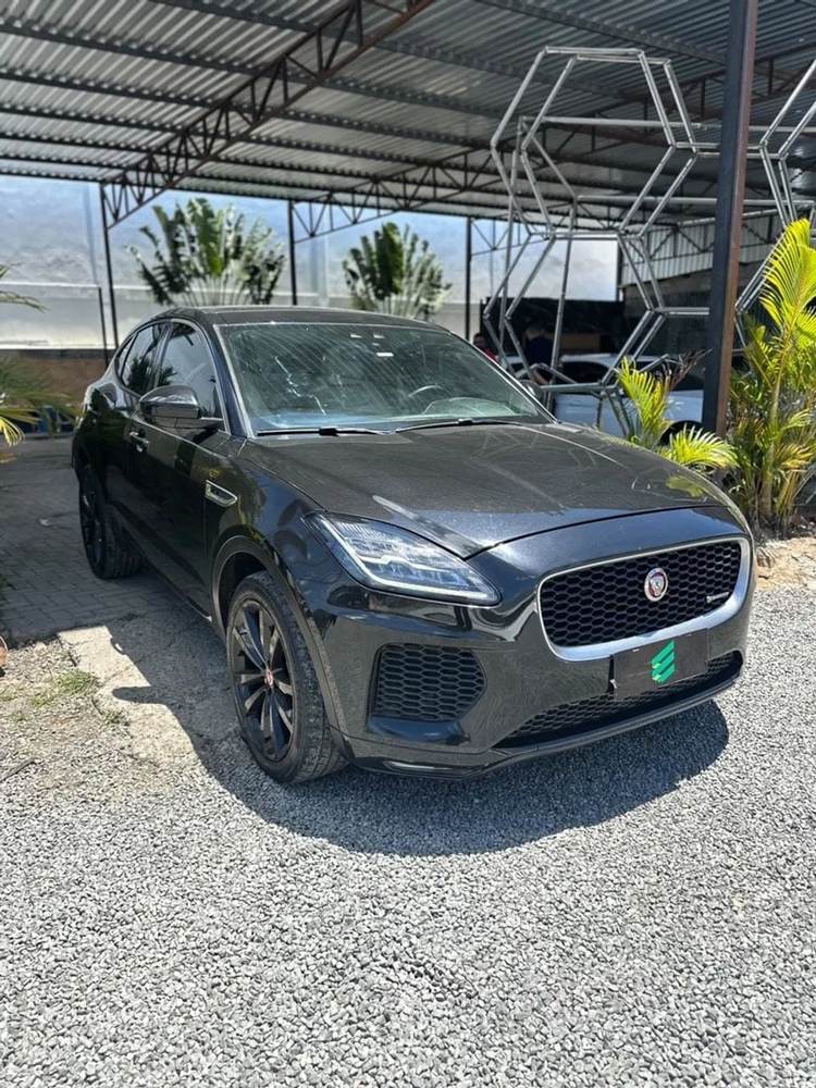 Jaguar E-Pace na cor preta, vista dianteira em três quartos
