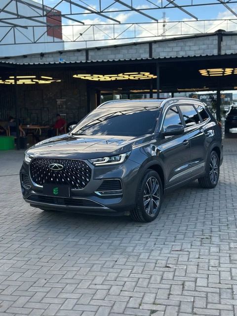 Chery Tiggo 8 na cor cinza, vista dianteira em três quartos (foto 2 de 18)