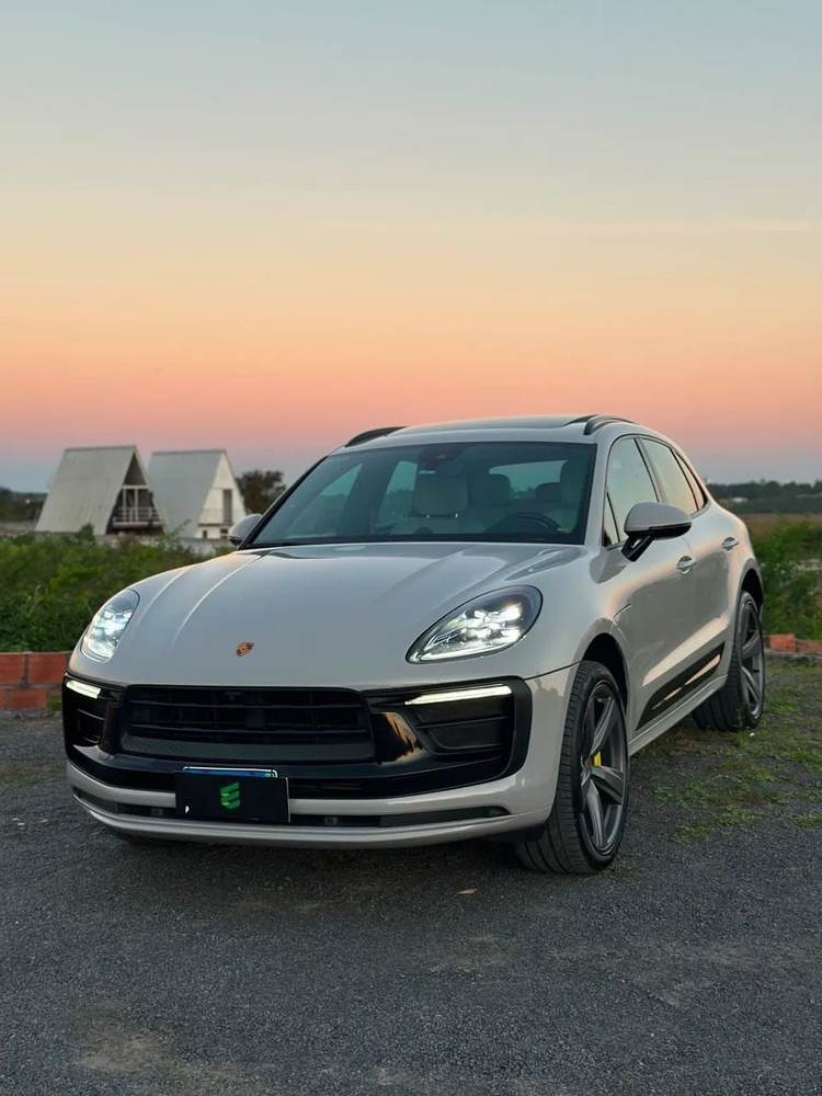 Porsche Macan na cor cinza, vista dianteira em três quartos