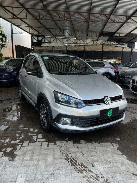 Volkswagen Fox na cor prata, vista dianteira em três quartos (foto 1 de 12)