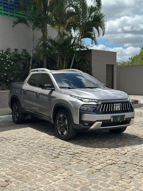 Fiat Toro na cor prata, vista dianteira em três quartos (foto 1 de 19)