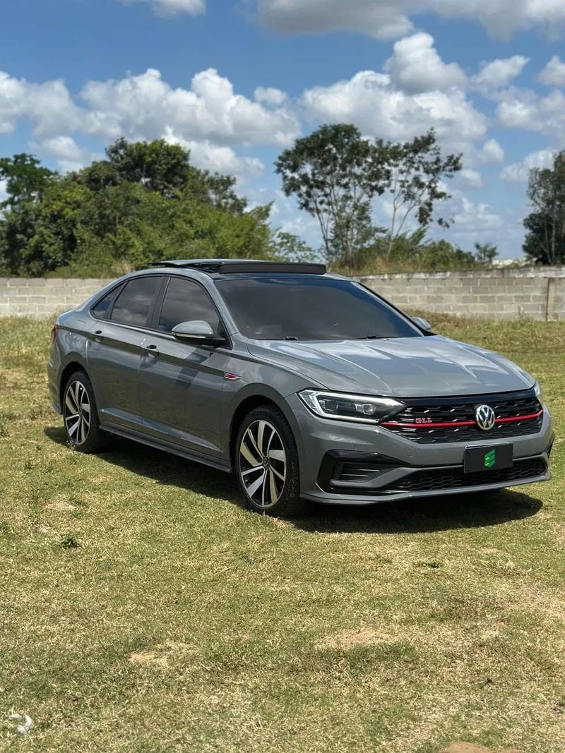 Volkswagen Jetta na cor cinza, vista dianteira em três quartos