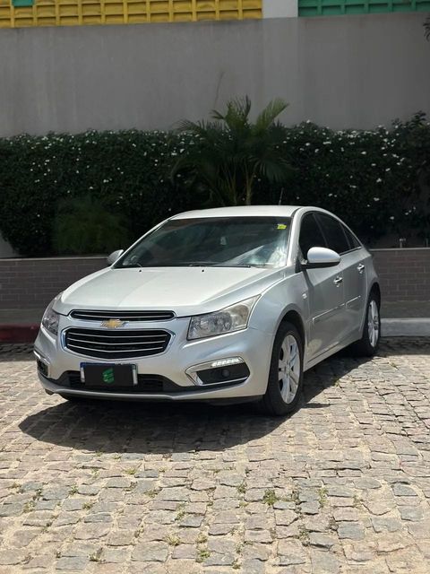 Chevrolet Cruze na cor prata, vista dianteira em três quartos (foto 2 de 15)