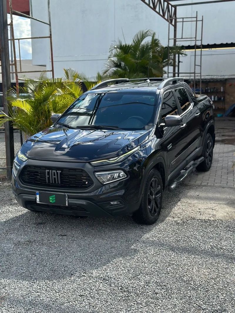 Fiat Toro na cor preta, vista dianteira em três quartos