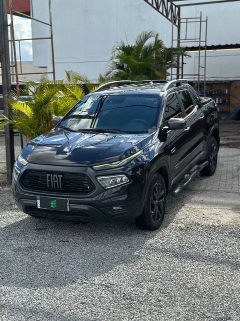 Fiat Toro na cor preta, vista dianteira em três quartos (foto 1 de 14)