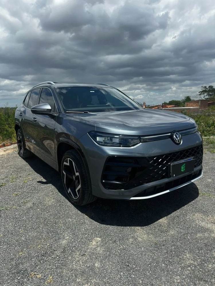 Volkswagen Tiguan na cor prata, vista dianteira em três quartos