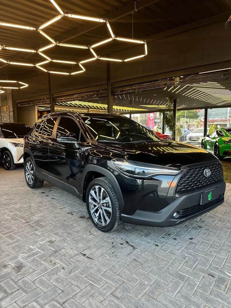 Toyota Corolla Cross na cor preta, vista dianteira em três quartos