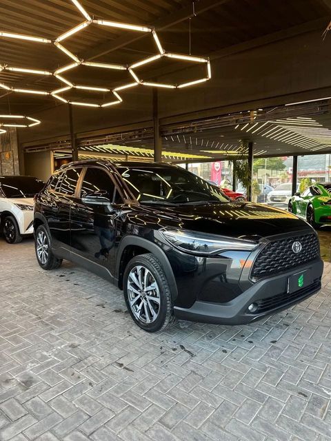 Toyota Corolla Cross na cor preta, vista dianteira em três quartos (foto 1 de 15)