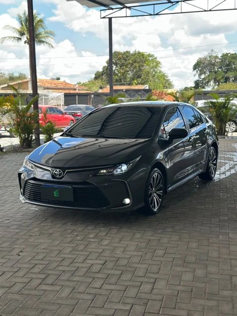 Toyota Corolla na cor cinza, vista dianteira em três quartos (foto 1 de 14)