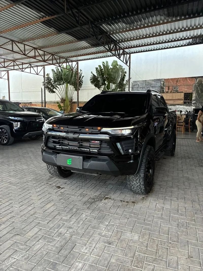 Chevrolet S10 na cor preta, vista dianteira em três quartos
