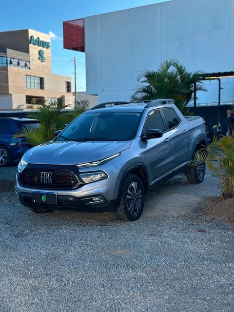 Fiat Toro na cor prata, vista dianteira em três quartos (foto 1 de 14)