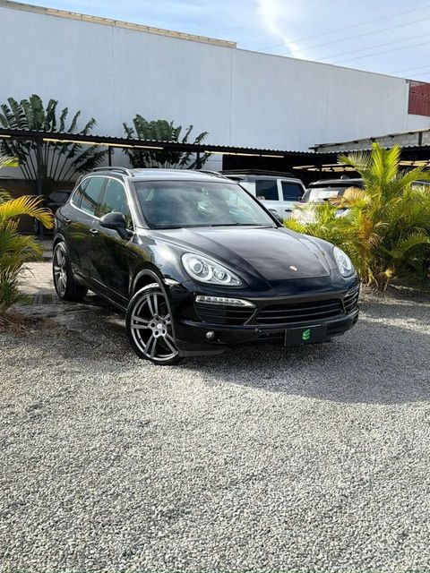 Porsche Cayenne na cor preta, vista dianteira em três quartos (foto 2 de 18)