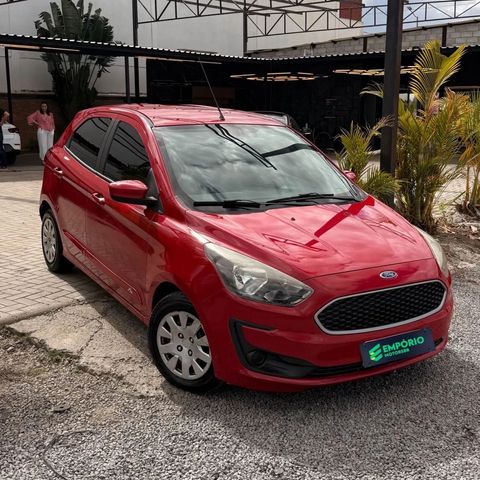 Ford Ka na cor vermelha, vista dianteira em três quartos (foto 1 de 10)