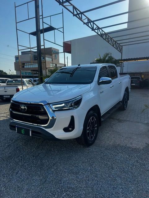 Toyota Hilux na cor branca, vista dianteira em três quartos (foto 1 de 17)