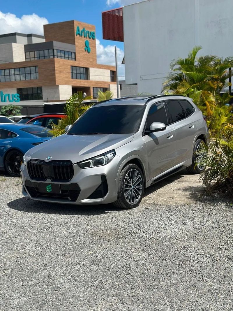 BMW X1 na cor prata, vista dianteira em três quartos