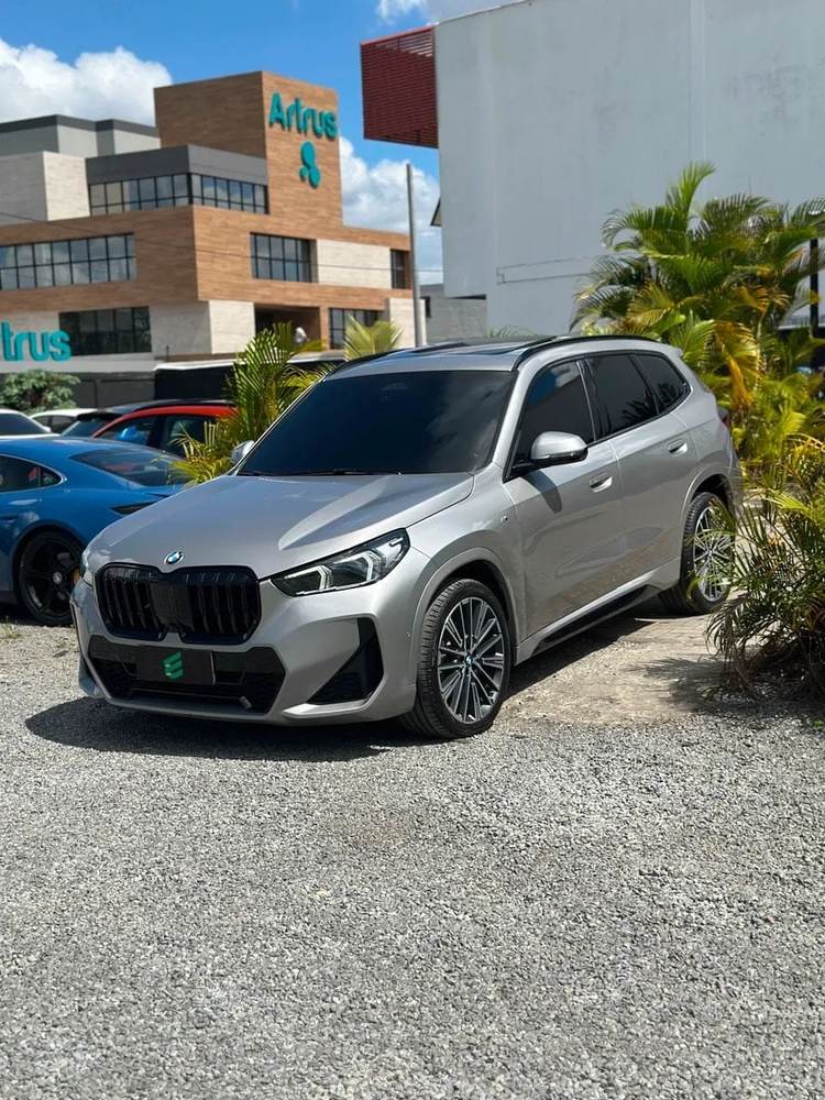 BMW X1 na cor prata, vista dianteira em três quartos