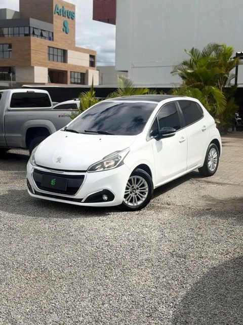 Peugeot 208 na cor branca, vista dianteira em três quartos (foto 1 de 12)