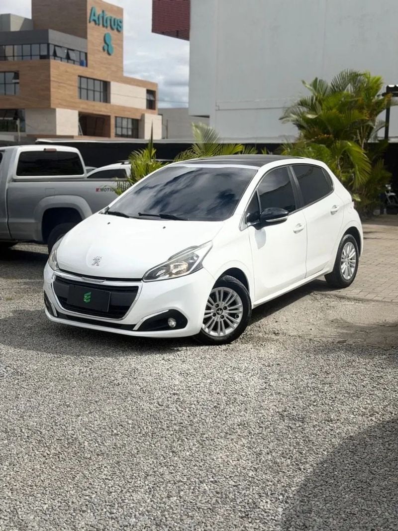 Peugeot 208 na cor branca, vista dianteira em três quartos