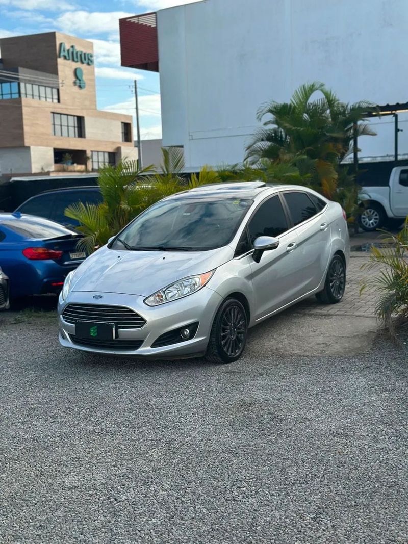 Ford Fiesta Sedan na cor prata, vista dianteira em três quartos