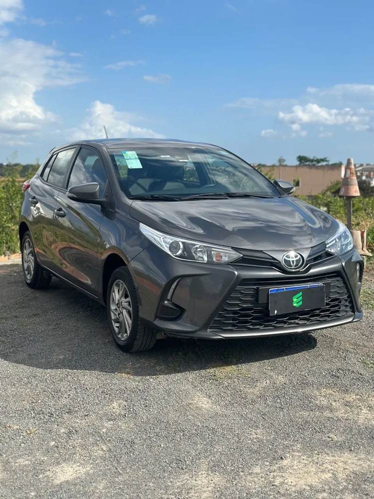 Toyota Yaris na cor cinza, vista dianteira em três quartos