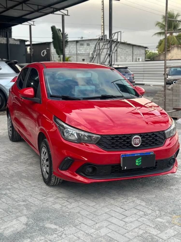 Fiat Argo na cor vermelha, vista dianteira em três quartos