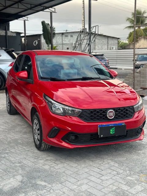 Fiat Argo na cor vermelha, vista dianteira em três quartos (foto 1 de 12)