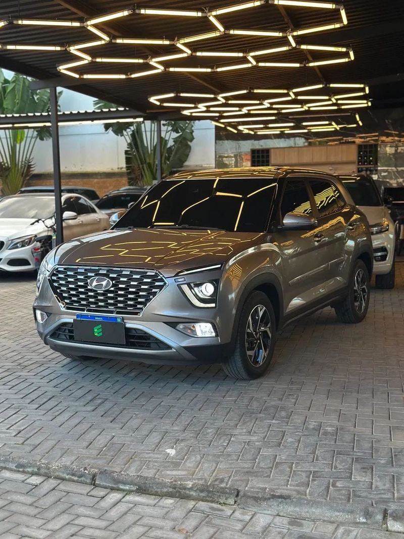 Hyundai Creta na cor prata, vista dianteira em três quartos