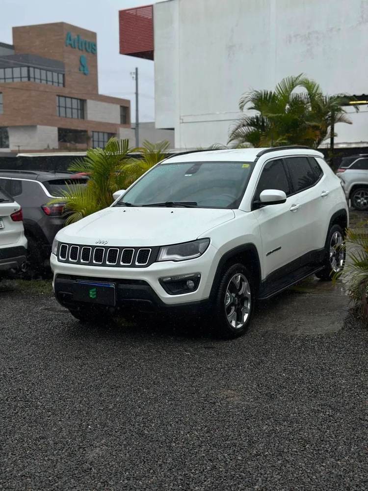 Jeep Compass na cor branca, vista dianteira em três quartos