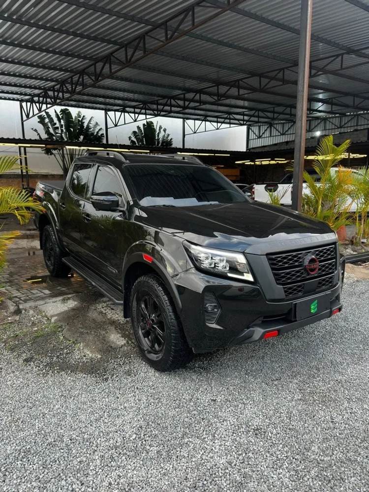 Nissan Frontier na cor preta, vista dianteira em três quartos