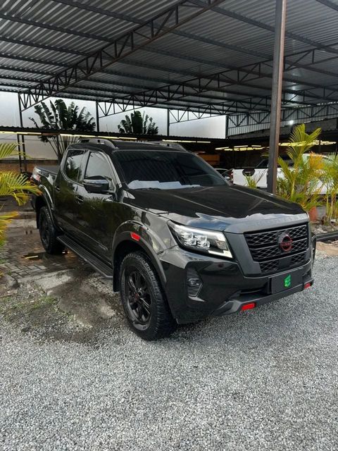 Nissan Frontier na cor preta, vista dianteira em três quartos (foto 1 de 15)