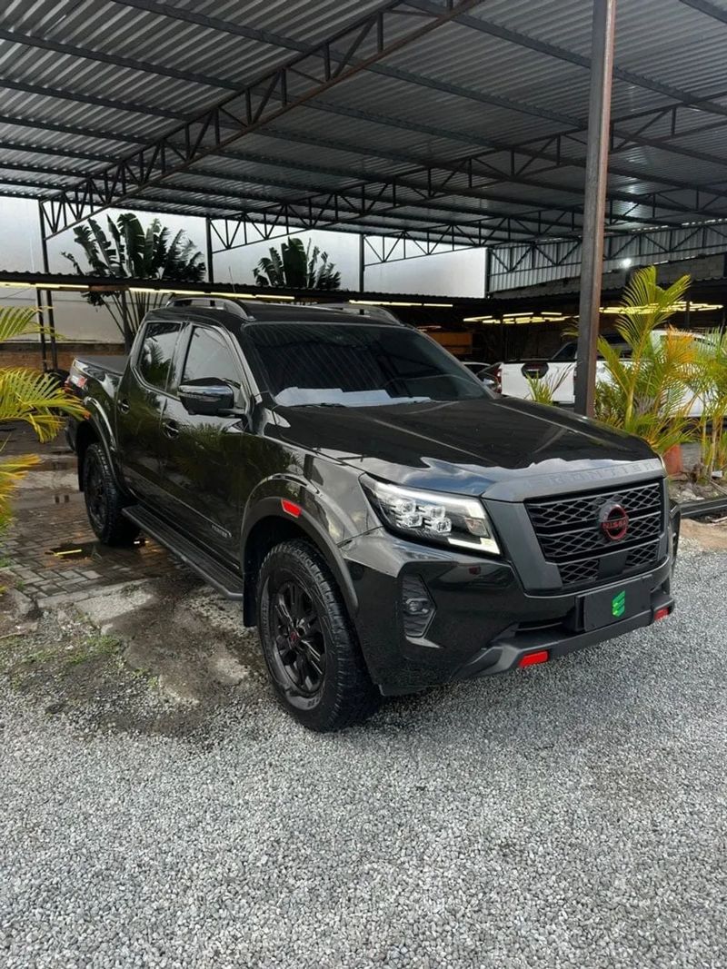 Nissan Frontier na cor preta, vista dianteira em três quartos