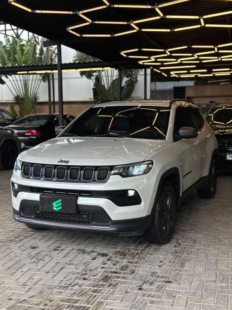Jeep Compass na cor branca, vista dianteira em três quartos