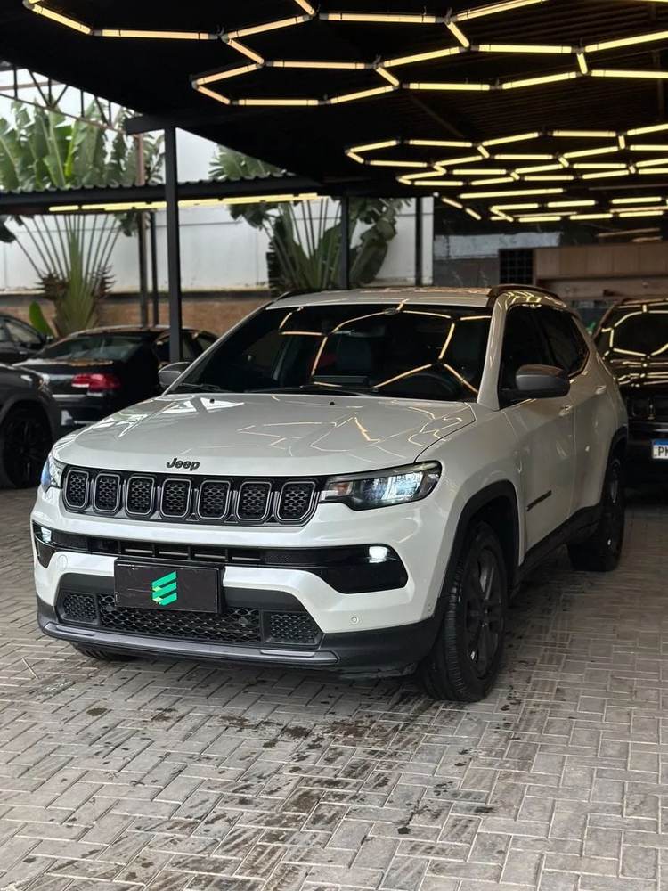 Jeep Compass na cor branca, vista dianteira em três quartos
