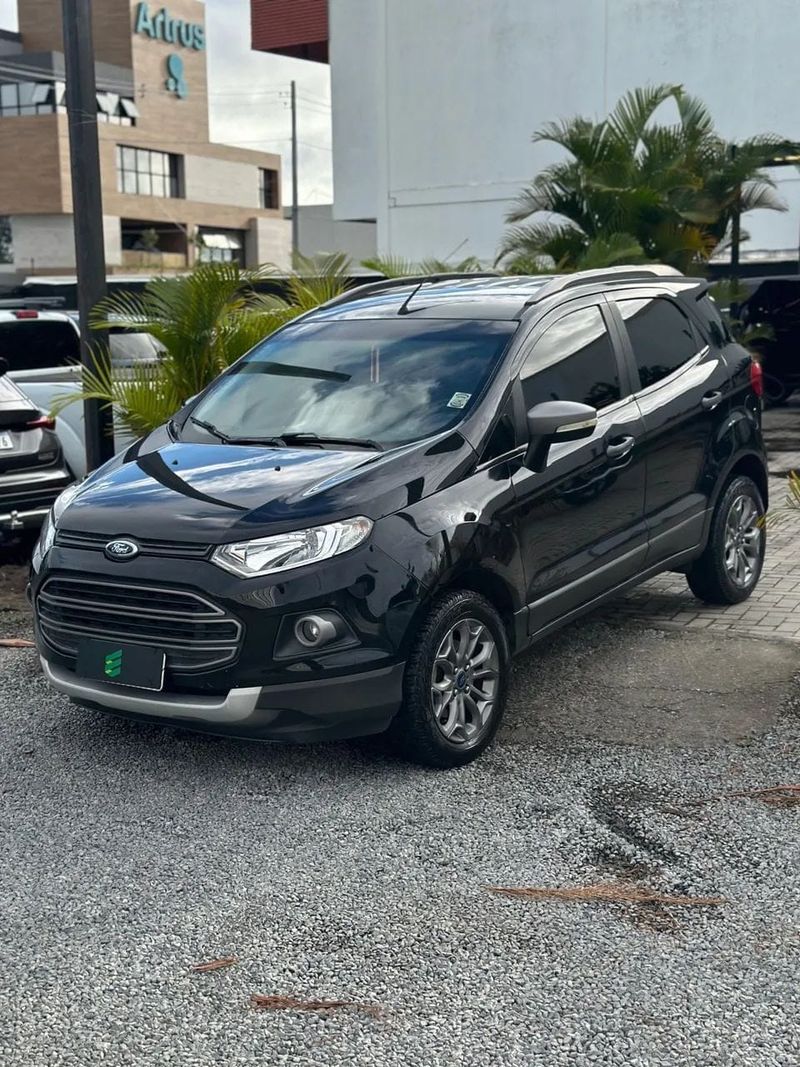 Ford EcoSport na cor preta, vista dianteira em três quartos