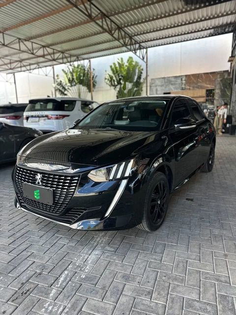 Peugeot 208 na cor preta, vista dianteira em três quartos (foto 1 de 13)