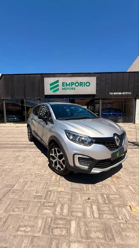 Renault Captur na cor prata, vista dianteira em três quartos