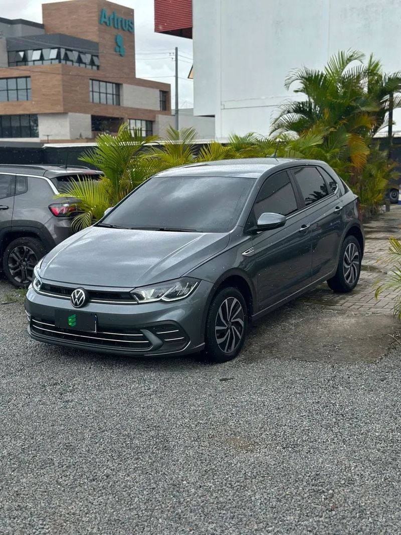Volkswagen Polo na cor cinza, vista dianteira em três quartos