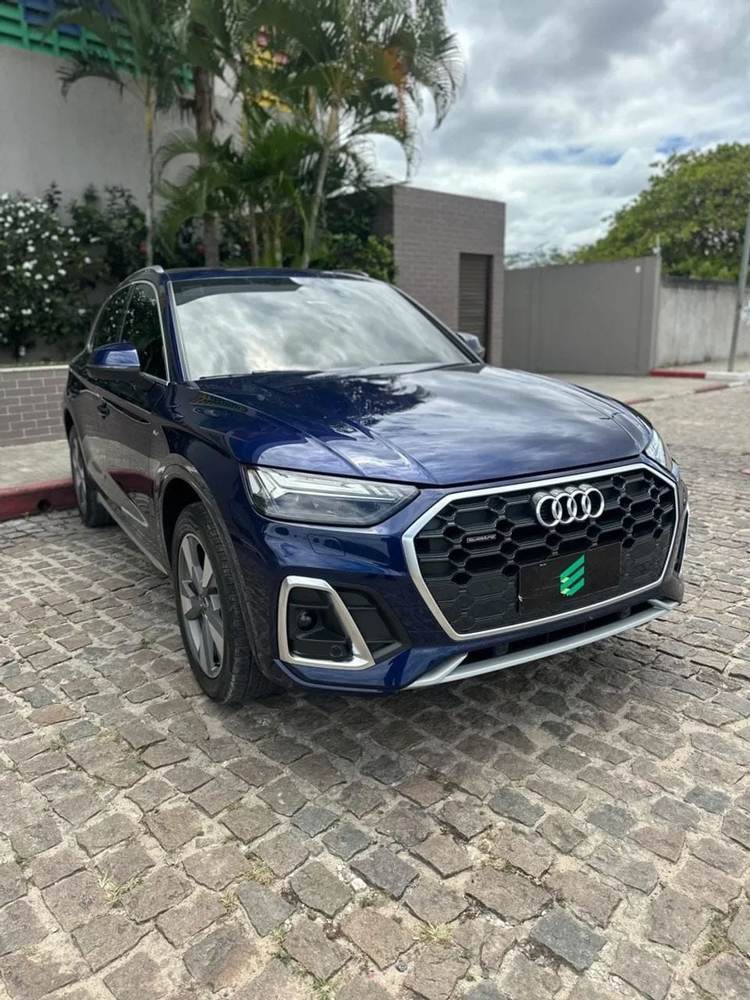 Audi Q5 na cor azul, vista dianteira em três quartos